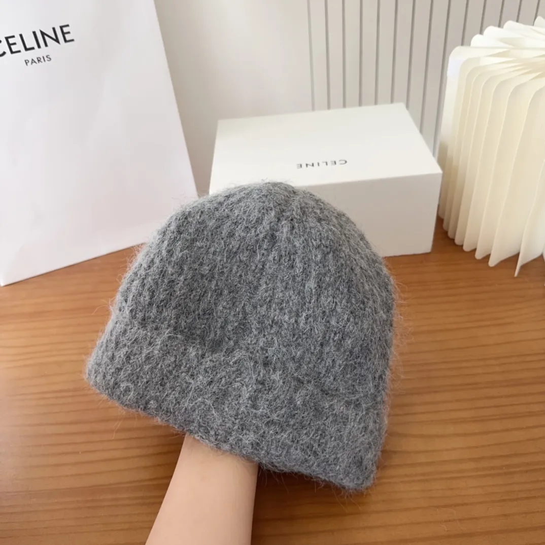 💰70 Crow Heart Autumn and Winter Wool Knitted Beanie This must be a favorite of minimalism. It is clean, neat, fashionable and versatile, and will definitely not be picky about your face shape! A fashionable classic that lasts forever! Fashionable black and white can be purchased together!
